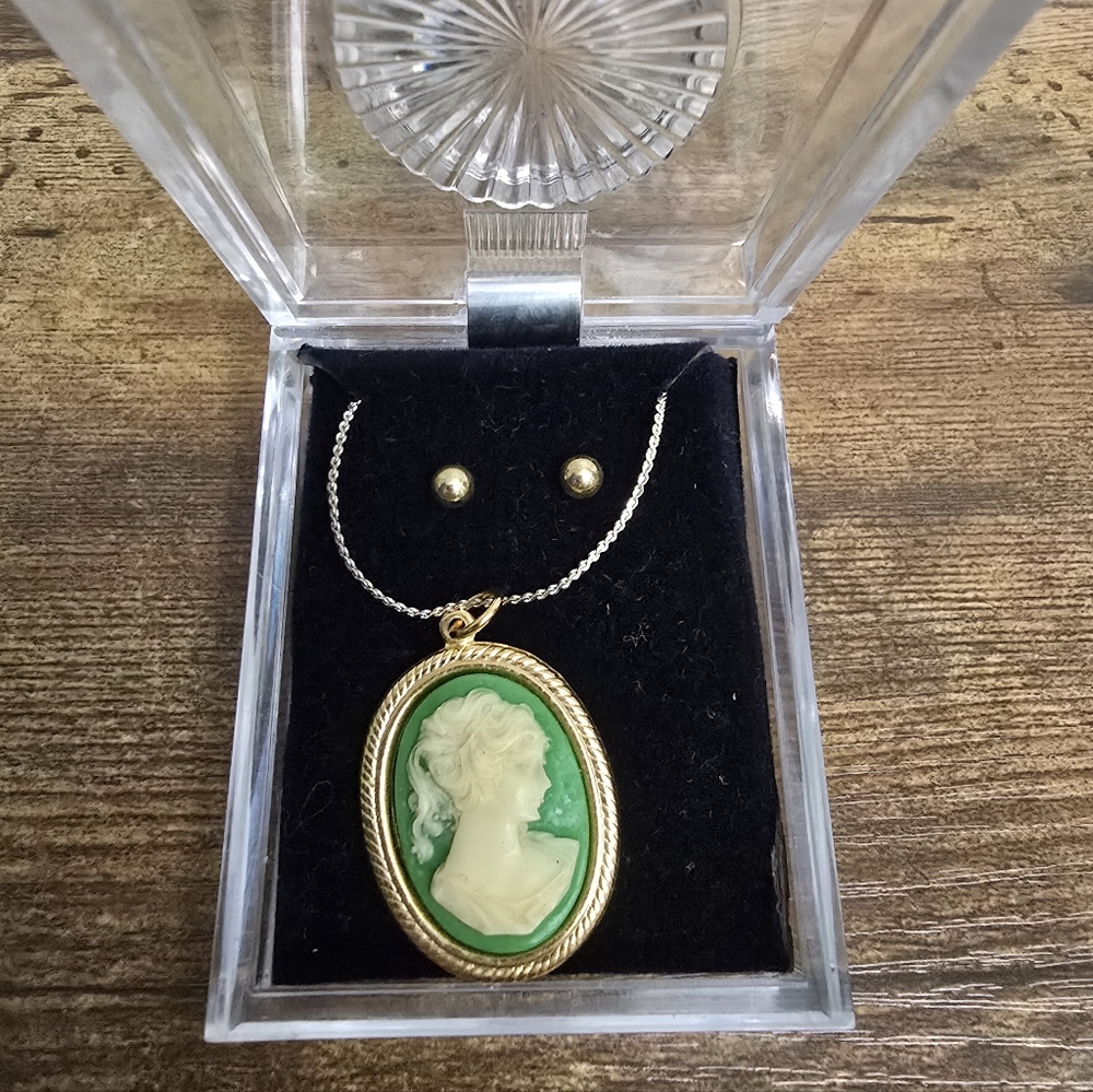 Elegant Gold Tone and Green Cameo Necklace Set With Earrings